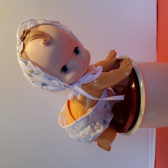 Vintage HONG KONG, baby crawl away. - Picture 1 of 8